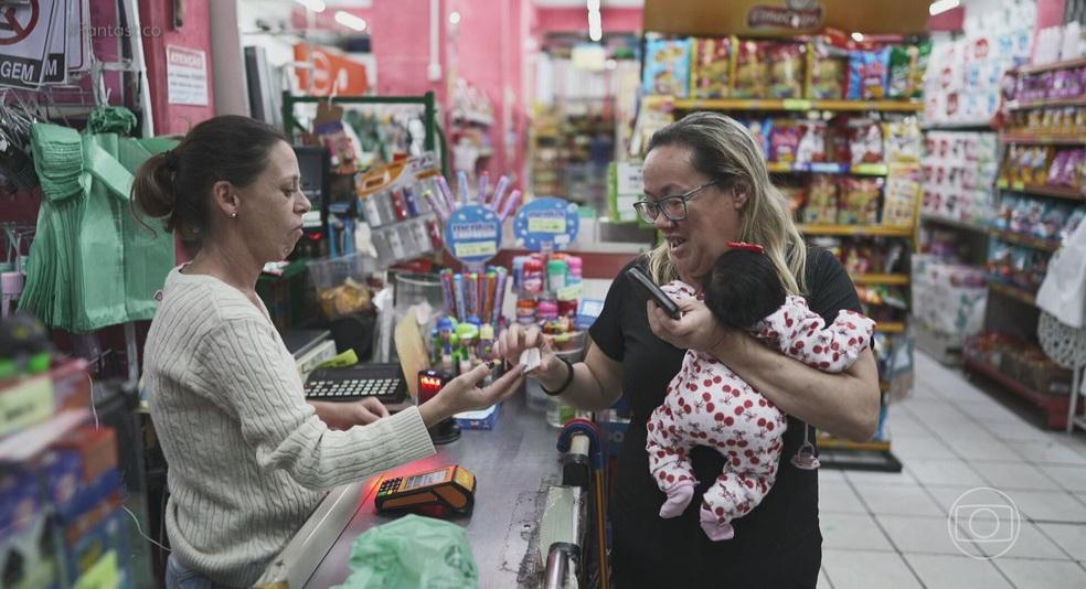 Boneca ou bebê? Mulher chama atenção ao passear com reborn pelas ruas: 'Gosto de ver as reações das pessoas'; veja o vídeo