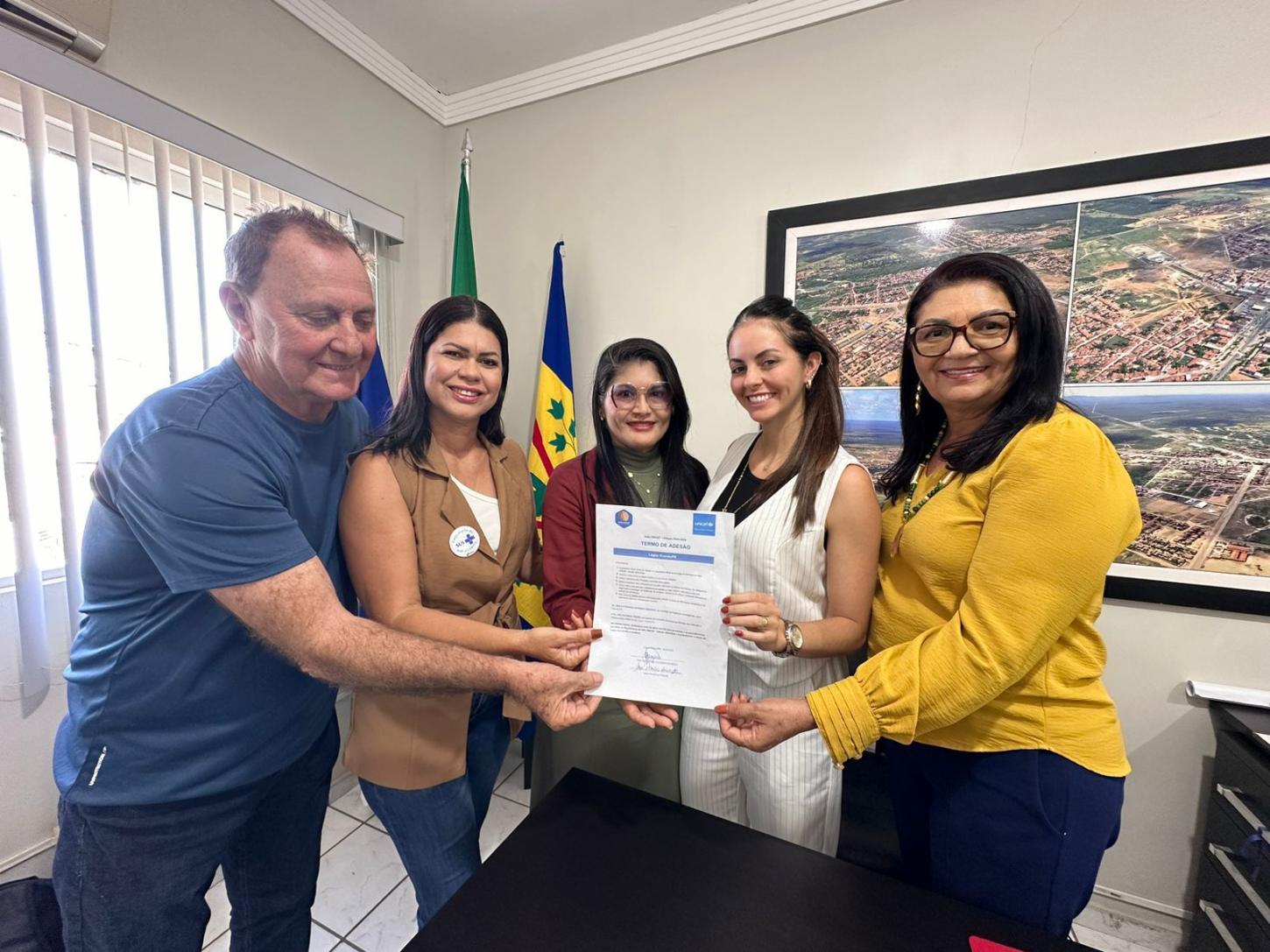 Prefeita Catharina Garziera assina adesão de Lagoa Grande-PE ao Selo Unicef edição 2025 à 2028