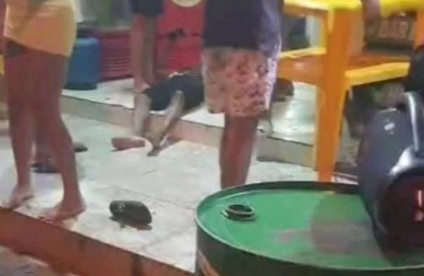 Três pessoas ficam feridas depois de serem alvejadas a tiros dentro de bar em Juazeiro-BA, informa a Polícia Militar