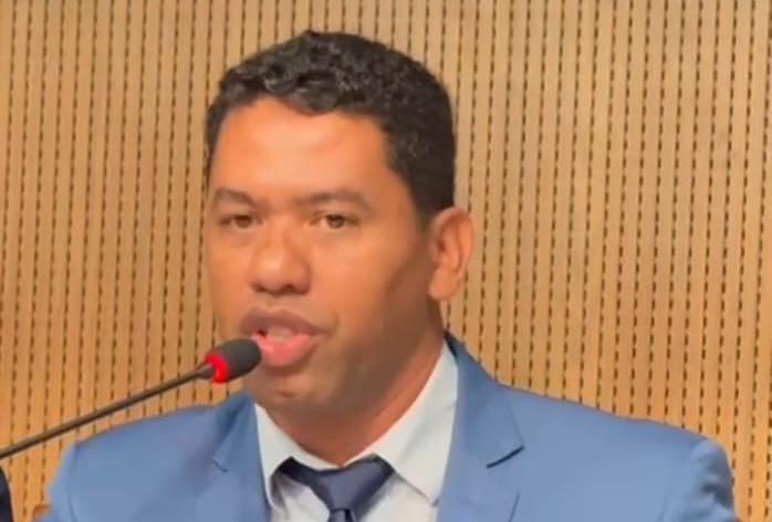 Vereador Wanderley Alves apresenta indicação para a gestão municipal colocar ar-condicionados nas salas da Escola Ana Leopoldino dos Santos