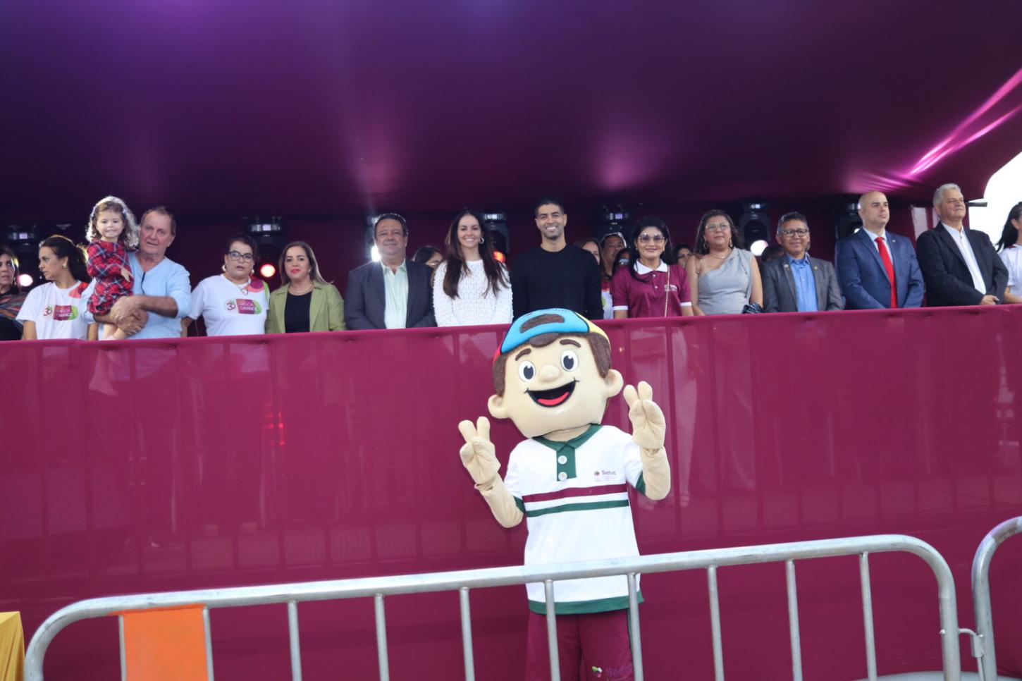 Mascote da Educação encanta o público no Desfile Cívico do aniversário de Lagoa Grande-PE