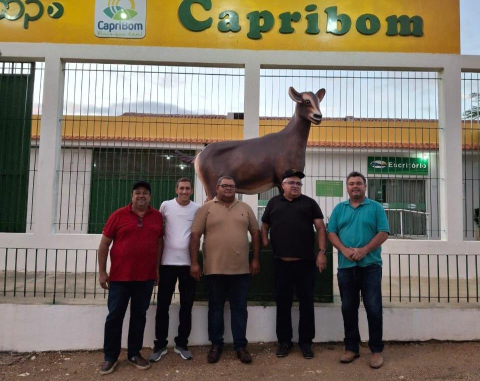 Vice-prefeito Olavo Marques e o secretário Ítalo Ferreira discutem demandas da agricultura de Lagoa Grande-PE na Paraíba