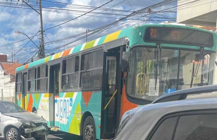 Acidente entre carro e ônibus é registrado no Centro de Juazeiro-BA