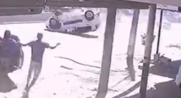 Carro capota na BR-407 entre os bairros Alto do Cruzeiro e João XXIII, em Juazeiro-BA; veja o vídeo