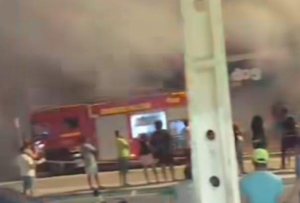 Loja de roupas na Avenida dos Tropeiros, em Petrolina-PE é tomada por incêndio