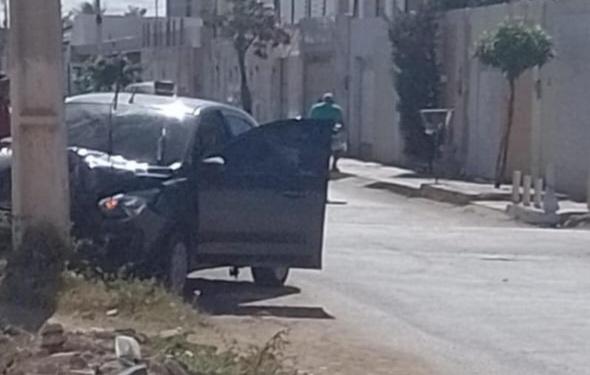 Motorista perde o controle e carro atinge poste no bairro Dom Avelar, em Petrolina-PE