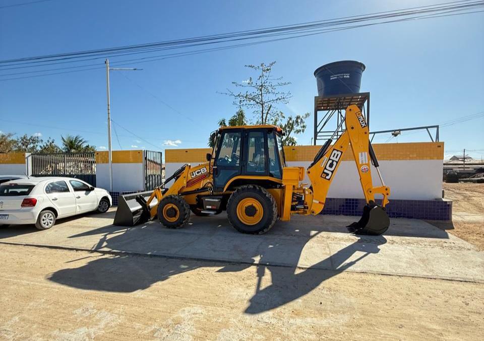 Prefeitura de Lagoa Grande-PE ganha nova retroescavadeira e fortalece os projetos de desenvolvimento local