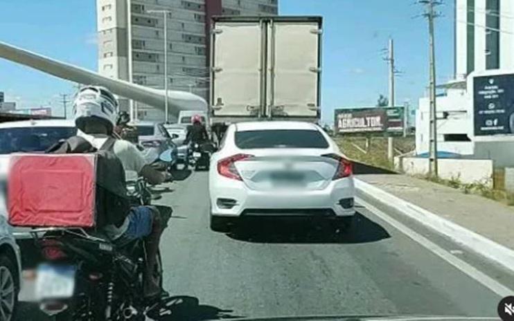Acidente entre moto e caminhão-caçamba é registrado na Ponte Presidente Dutra que liga Petrolina-PE e Juazeiro-BA