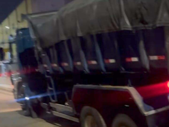 Caminhão-caçamba atola em buraco no distrito de Izacolândia, em Petrolina-PE