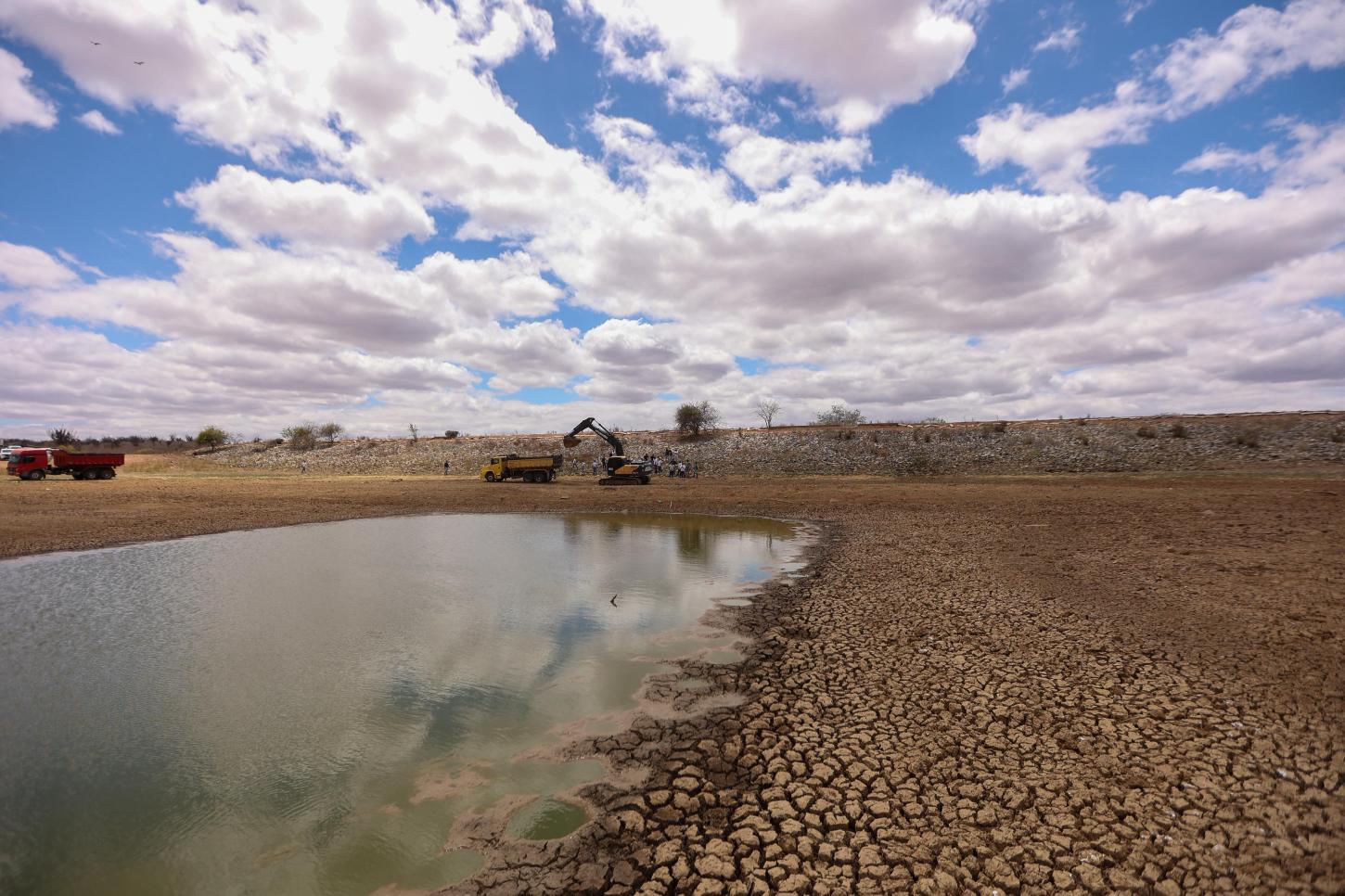 Prefeitura de Petrolina-PE leva o Programa de Limpeza de Barragens e Barreiros para milhares de famílias da zona rural