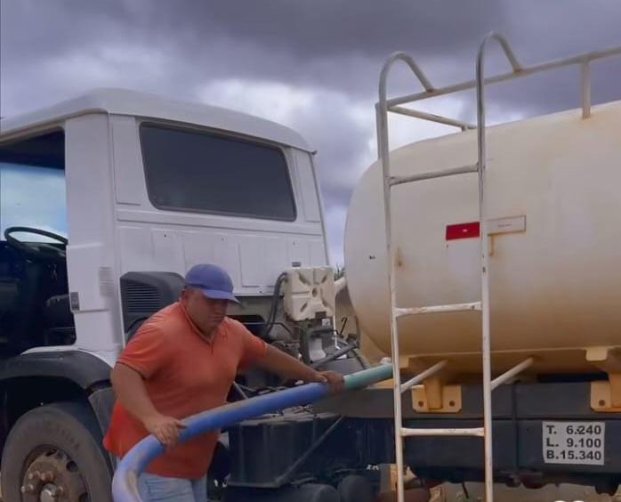 Secretaria de Agricultura de Lagoa Grande-PE leva abastecimento de água para cisternas em localidades do interior