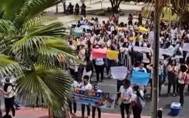 Assistentes educacionais da Rede Municipal realizam protesto em frente à Prefeitura de Petrolina-PE; ASSISTA
