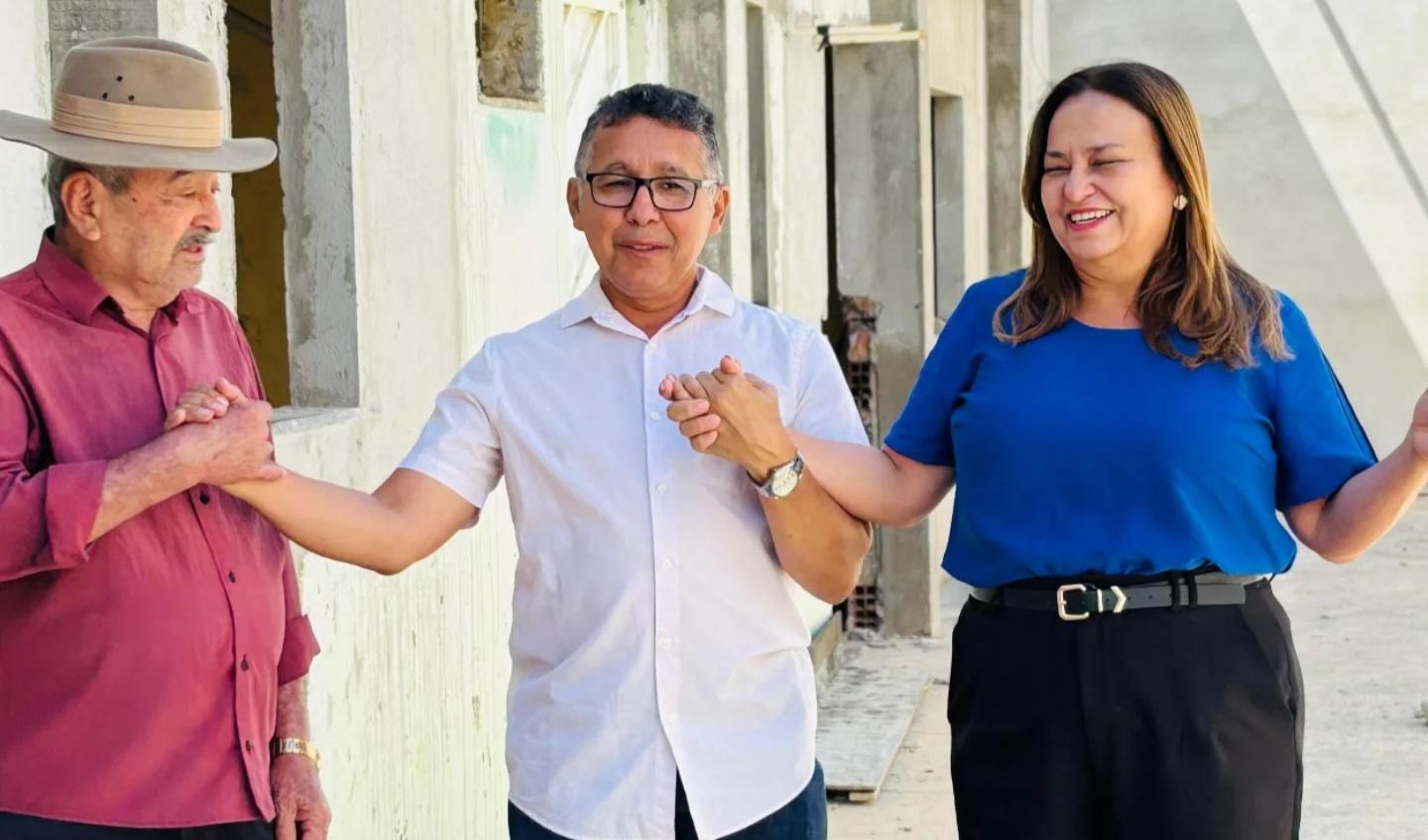 Presidente da Câmara de Lagoa Grande-PE recebe a visita do ex-vereador Erasmo Farias na obra da reforma da Casa Zeferino Nunes