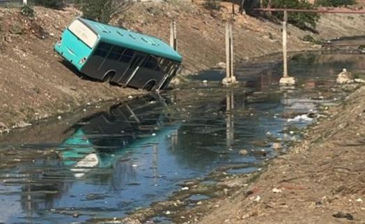 Ônibus cai dentro de canal no bairro Tabuleiro, em Juazeiro-BA