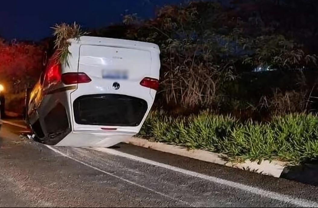 Carro de funerária capota durante traslado de corpo e atrasa o velório