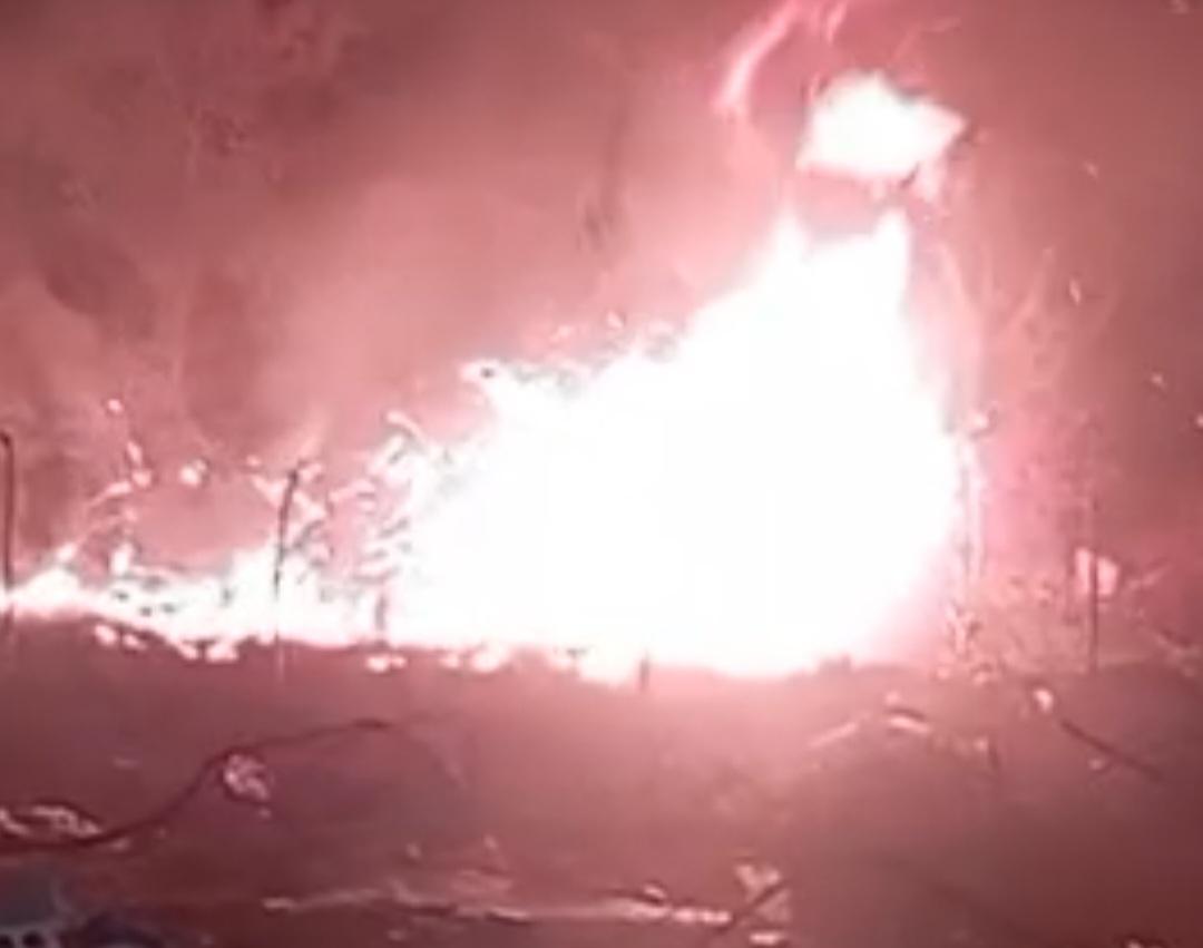 Descarte irregular de lixo e incêndio na entrada do Residencial Vivendas, em Petrolina-PE deixa moradores revoltados; VEJA O VÍDEO