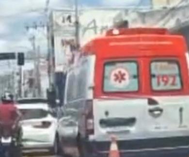 Idosa fica gravemente ferida ao ser atropelada por moto no Centro de Juazeiro-BA