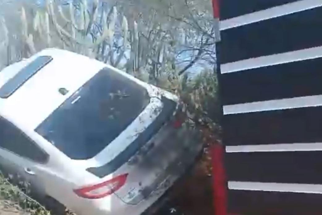 Motorista perde o controle do carro e desce o aterro no interior de Lagoa Grande-PE