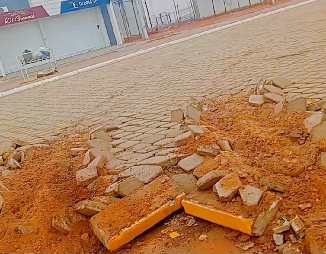 Parte da calçada da rotatória do Monumento da Uva e do Vinho, em Lagoa Grande-PE é atingida por veículo