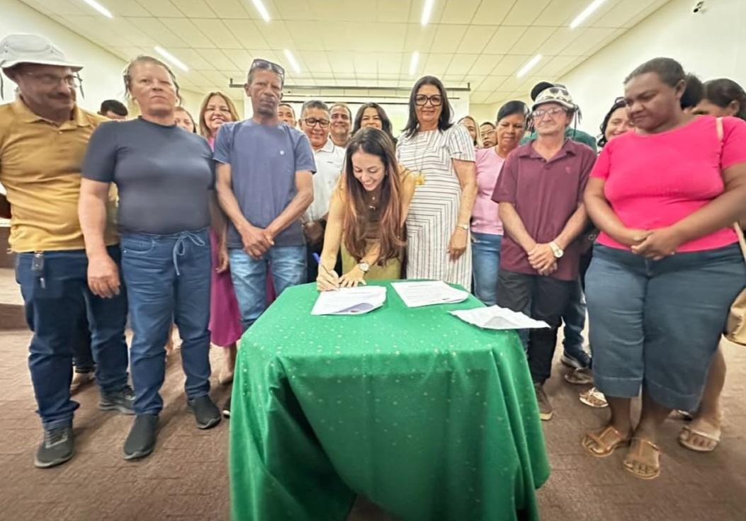 Prefeita Catharina Garziera e a secretária de Assistência Social, Eliene Neri assinam contratos do Programa de Aquisição de Alimentos