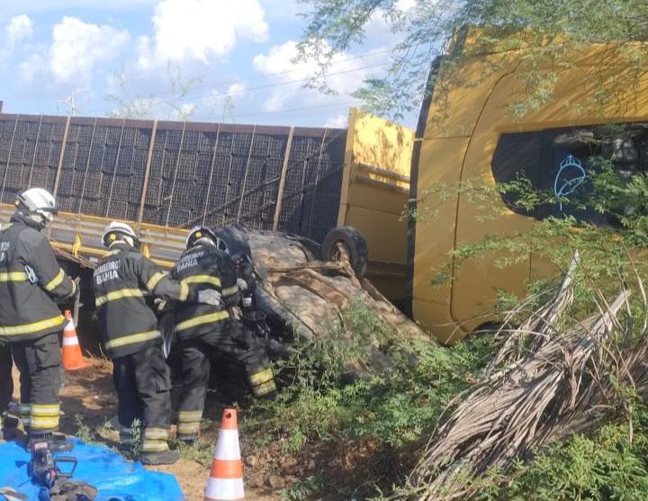 Acidente envolvendo caminhão e carro de passeio deixa pelo menos dois homens feridos em Juazeiro-BA