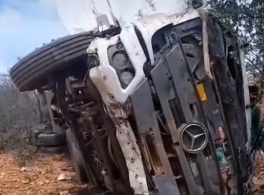 Caminhoneiro de Dormentes-PE sofre acidente automobilístico no estado do Piauí