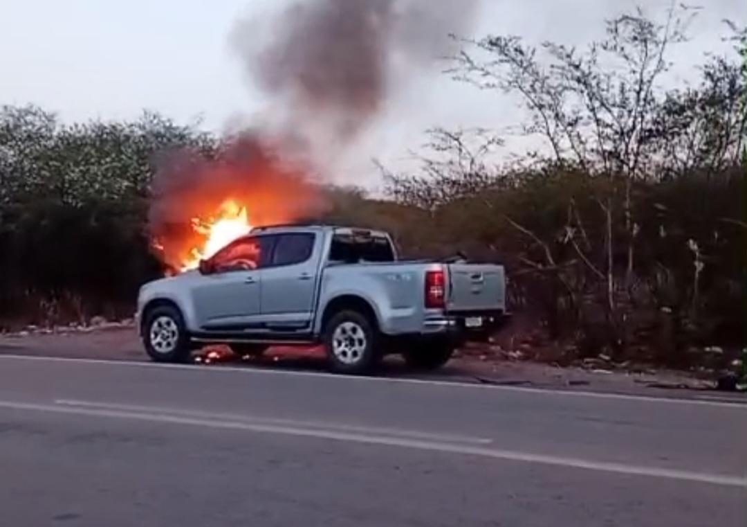 Caminhonete é tomada por incêndio próximo à Lagoa Grande-PE; ASSISTA