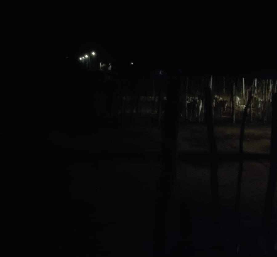 Falta de iluminação em postes deixa moradores do Sítio Três Postes, próximo à Izacolândia na escuridão