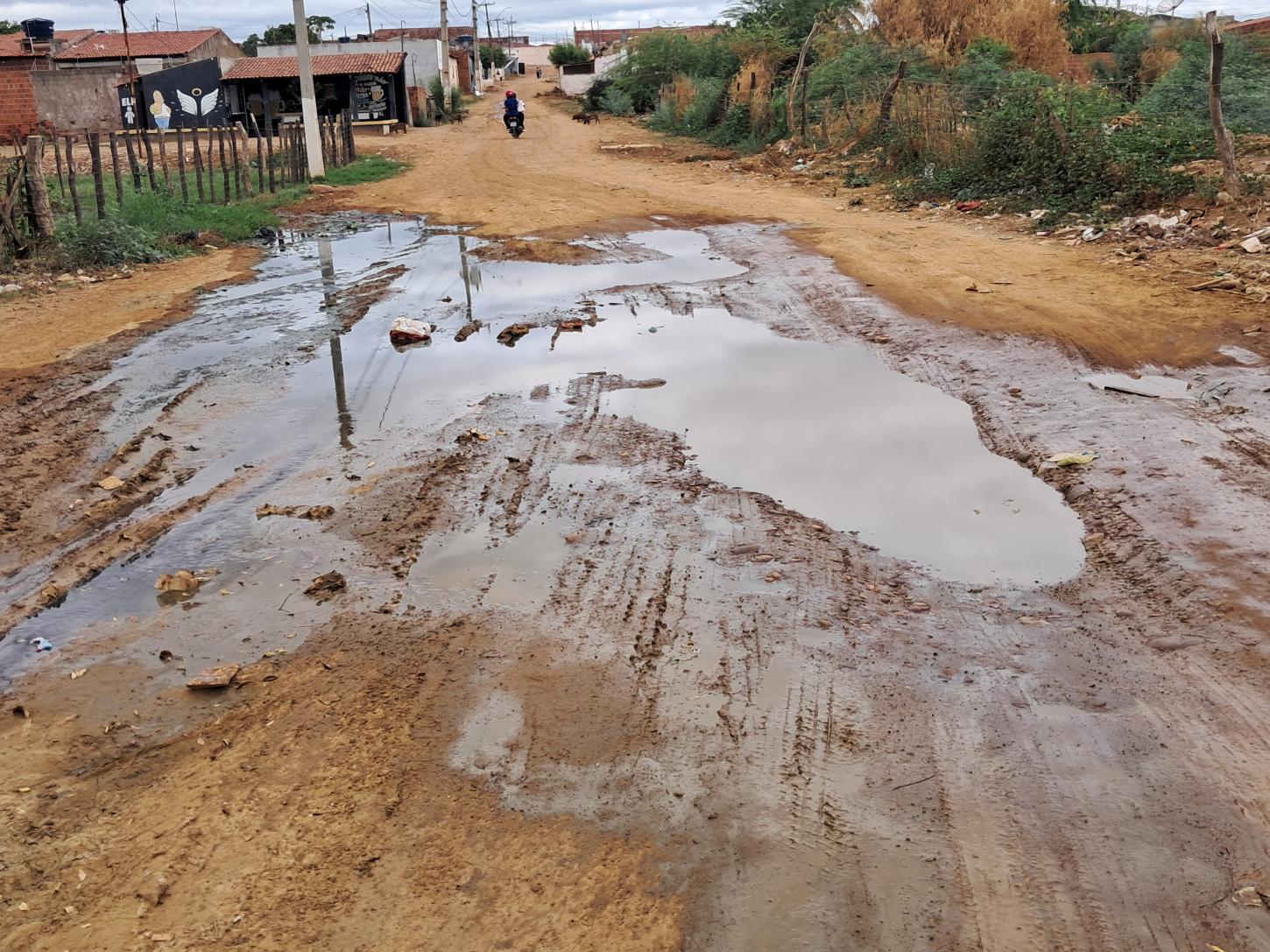 Rua da Adutora, em Izacolândia sofre com buraqueira e esgoto a céu aberto, e moradores cobram providências da Compesa