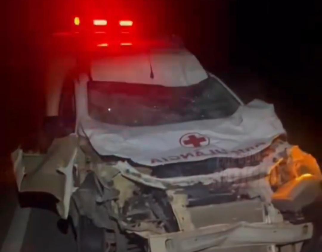 Ambulância de Santa Maria da Boa Vista-PE se envolve em acidente na BR-428 ao retornar de Petrolina-PE