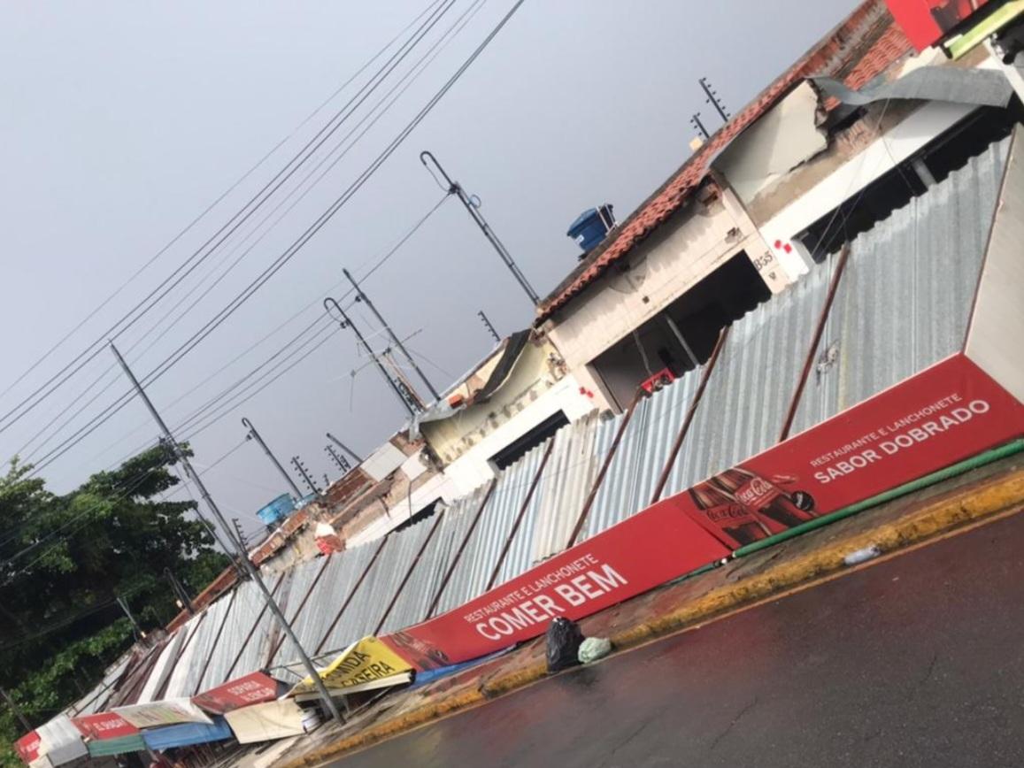 Coberturas de lanchonetes desabam e deixam feridos em frente ao Hospital Dom Malan de Petrolina-PE