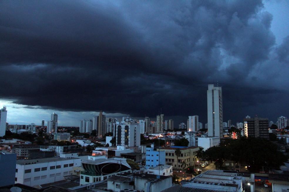 INMET emite alerta de tempestade, com chuva entre 30 e 60 mm por hora e vento de 60 à 100 km/h no Brasil nesta terça-feira (17)