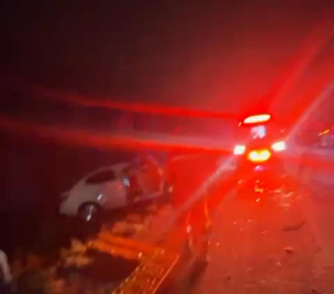 Colisão frontal envolvendo dois carros é registrada na BR-428 perto do Posto da PRF em Petrolina-PE
