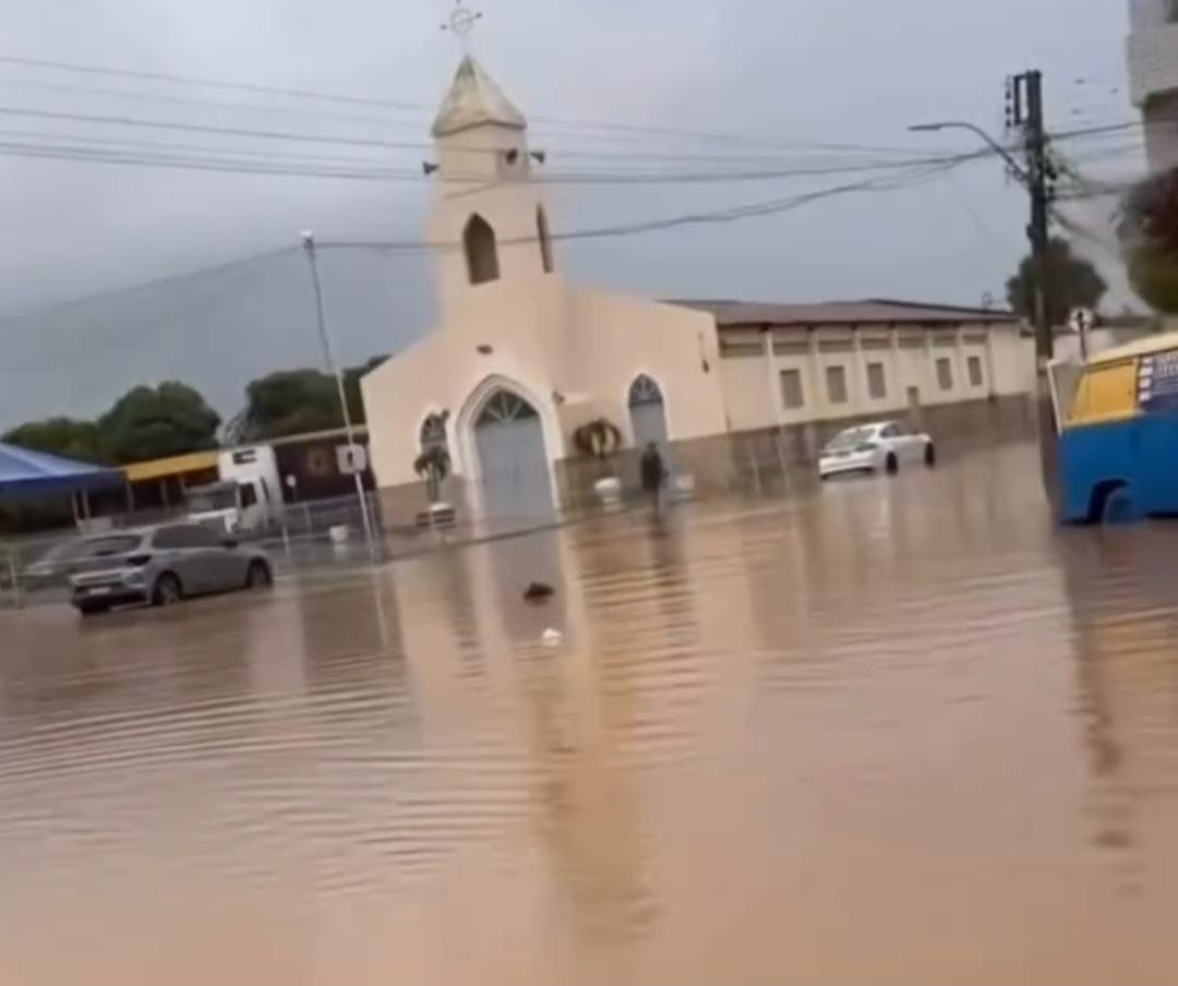 Com vias públicas completamente submersas, moradores de Izacolândia e Lagoa Grande enfrentam cenário caótico; ASSISTA