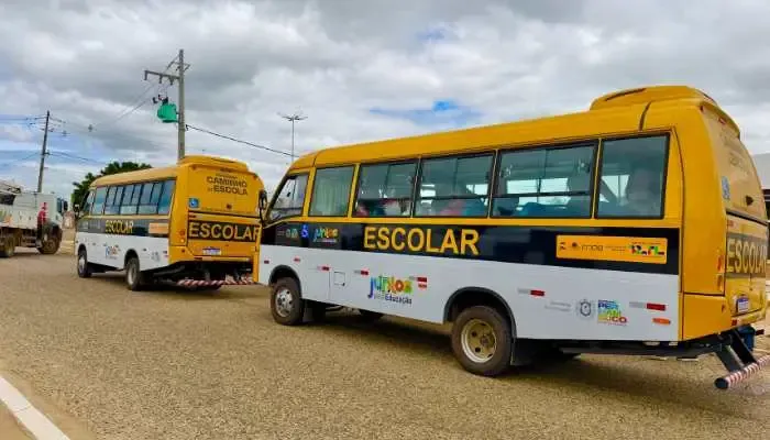 Governadora Raquel Lyra entrega novos ônibus escolares para a Rede Municipal de Ensino de Lagoa Grande-PE