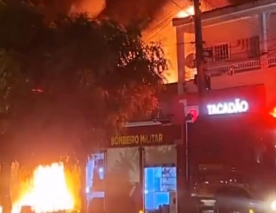 Loja de colchões é tomada por incêndio no bairro Areia Branca, em Petrolina-PE; ASSISTA