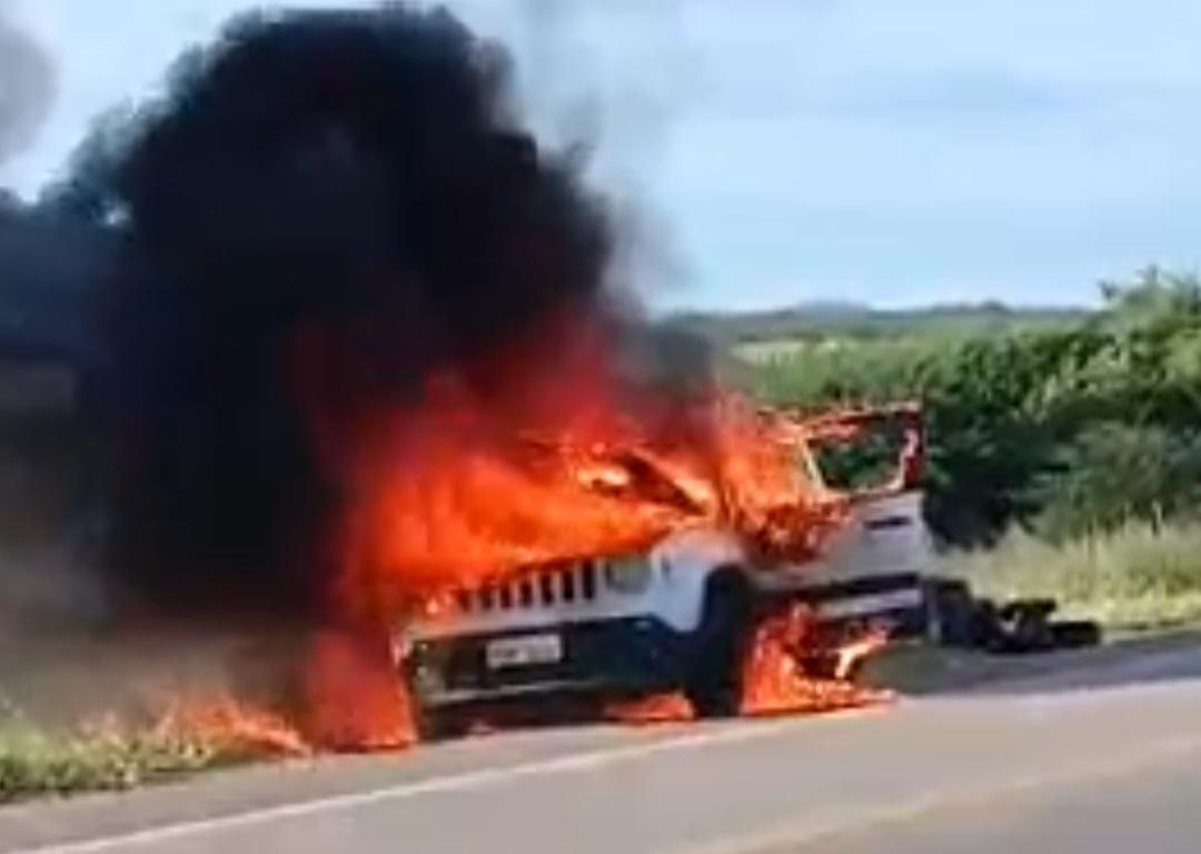 ASSISTA: Carro fica destruído ao ser tomado por incêndio em Lagoa Grande-PE; clique aqui e saiba mais