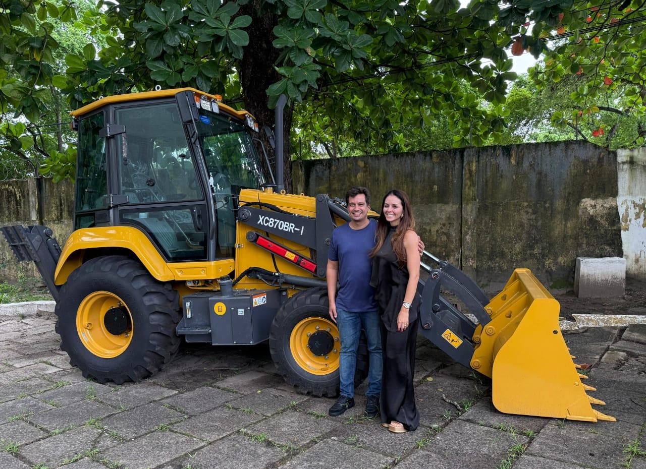 Deputado federal Lucas Ramos entrega equipamentos agrícolas a prefeita Catharina Garziera para fortalecer a Agricultura Familiar de Lagoa Grande-PE