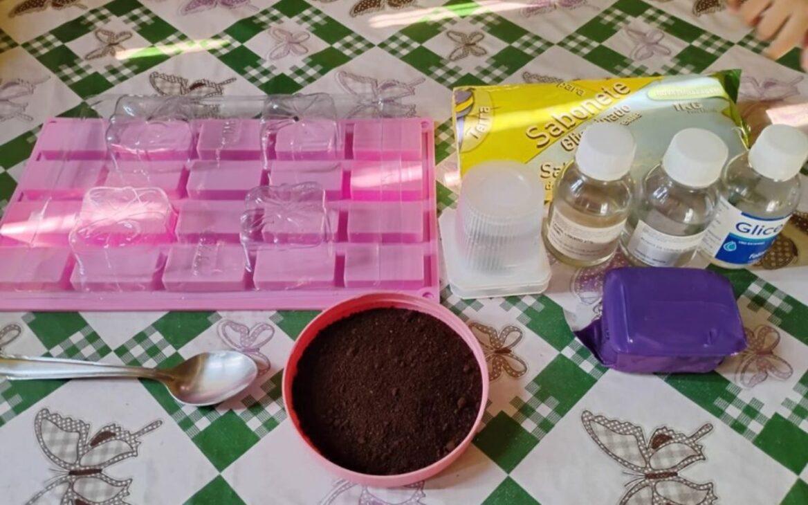 Estudantes de escola pública criam sabonete feito com borra de café e mostram potencial comercial e impacto ambiental positivo