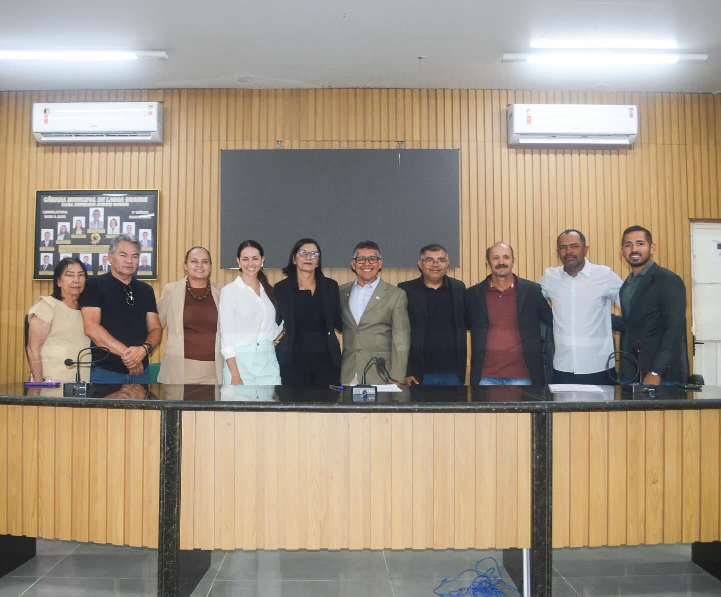 Juciara Resende é empossada pelo presidente da Câmara de Lagoa Grande-PE para assumir o cargo de vereadora