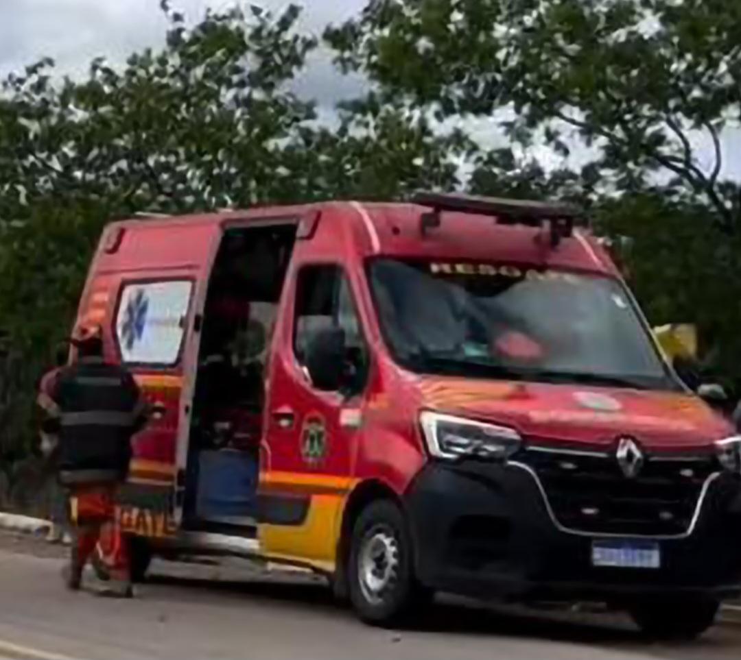 Motorista fica preso às ferragens de carro na BR-428 que liga Santa Maria da Boa Vista-PE e Lagoa Grande-PE