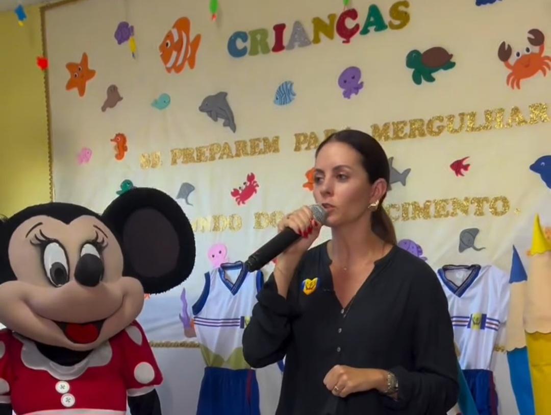 Prefeita Catharina Garziera e a secretária de Educação, Joseilde Paulino iniciam a entrega dos fardamentos escolares em Lagoa Grande-PE; VEJA O VÍDEO