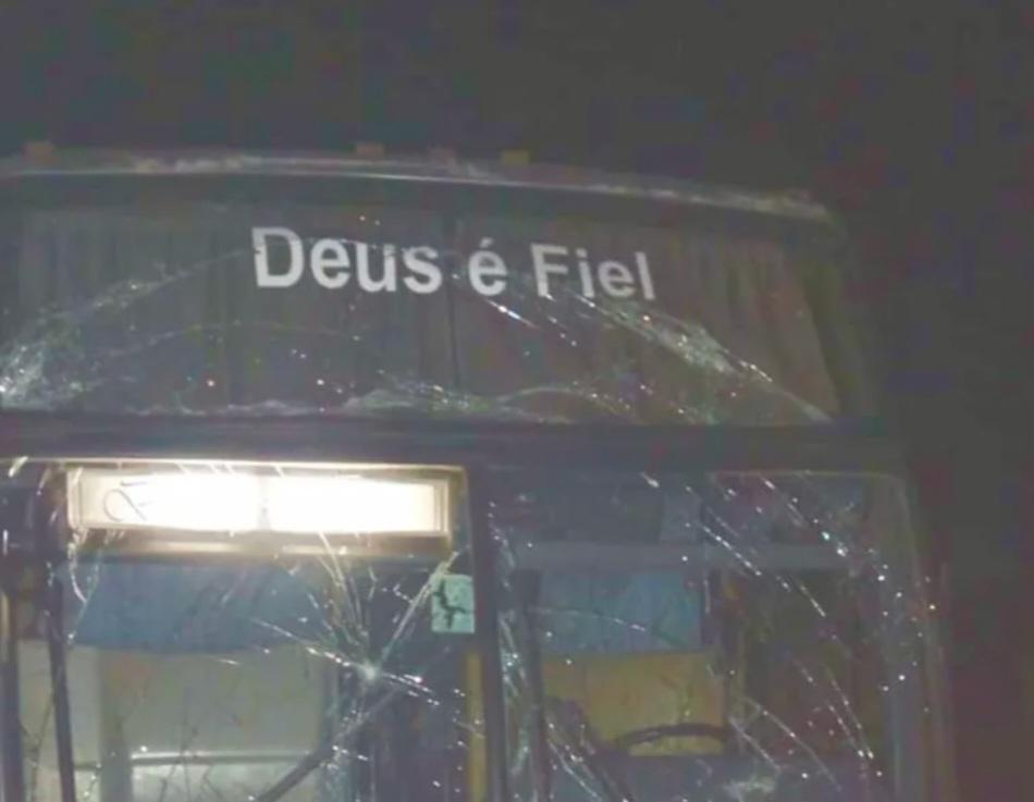 Acidente com ônibus universitários de Lagoa Grande-PE é registrado na BR-428 em Petrolina-PE