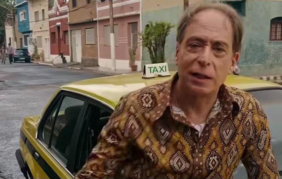 Após 12 anos de sua saída da Globo, Pedro Cardoso volta à emissora com o personagem 
