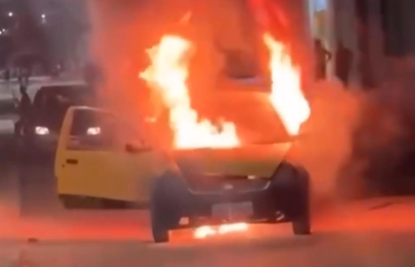 Carro fica destruído após ser tomado por incêndio no distrito de Izacolândia, em Petrolina-PE; VEJA O VÍDEO