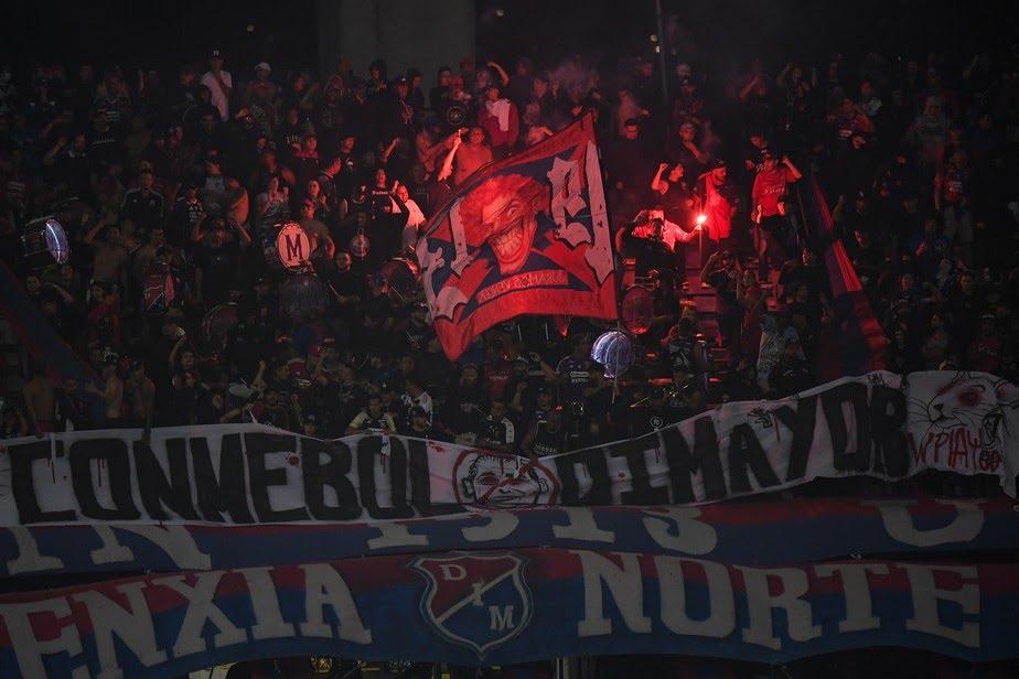 Com bombas, sinalizadores e incêndio, Independiente Medellín X Flamengo é cancelado devido à protestos da torcida colombiana