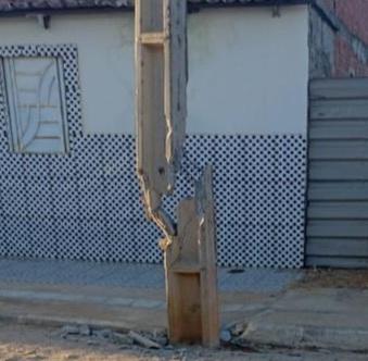 Com estrutura destruída, poste está prestes a cair e deixa moradores preocupados no bairro da Estátua, em Lagoa Grande-PE