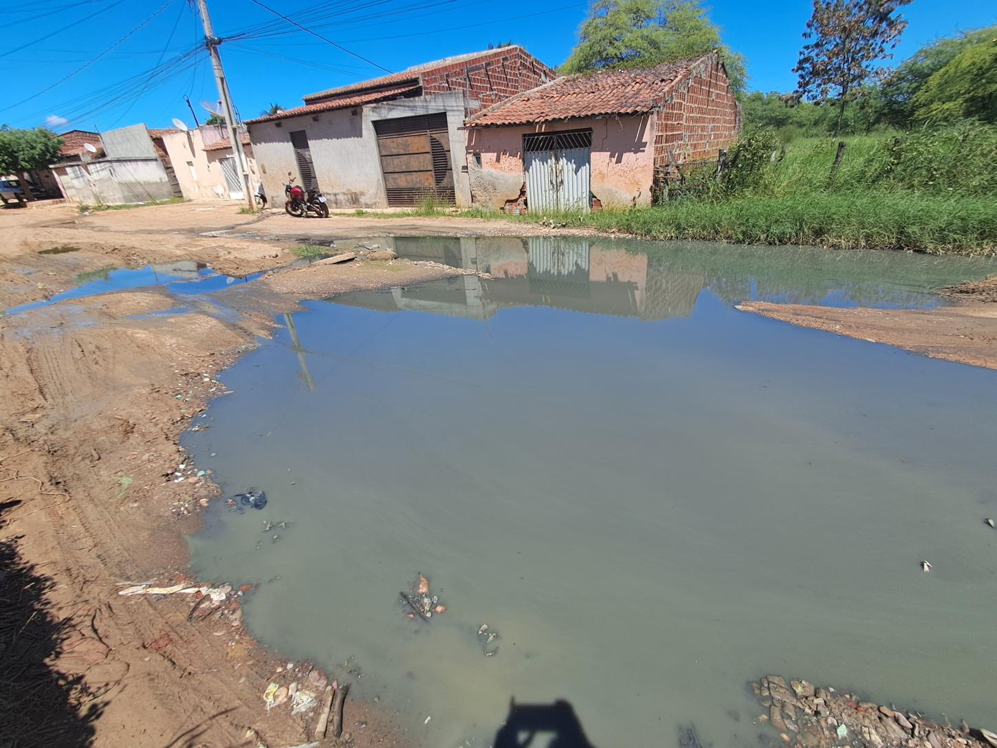 Moradores da Rua da Adutora, em Izacolândia denunciam esgoto a céu aberto e pedem providências urgentes ao Poder Público