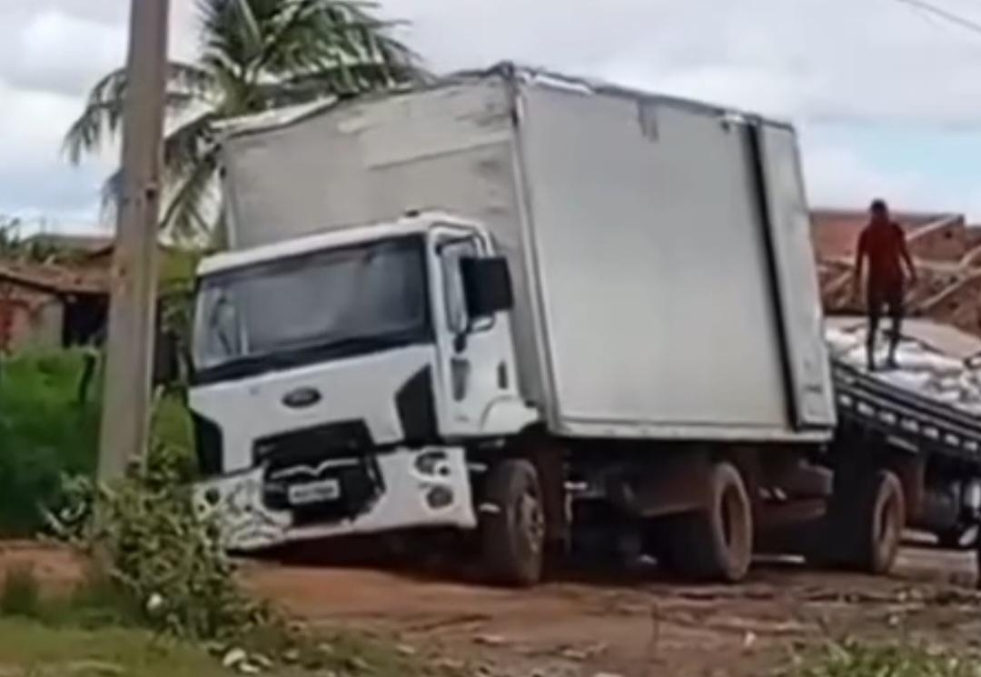 O DESCASO: Esgoto a céu aberto provoca atolamento de caminhão-baú no distrito de Izacolândia, em Petrolina-PE; ASSISTA