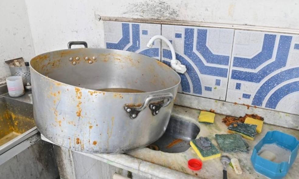Quase 100 estudantes passam mal após almoçarem em restaurante de universidade federal na Bahia